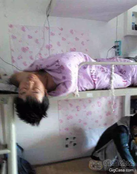 27張超級爆笑雷人妹子大圖集:妹子發現啥了,這樣看著我都臉紅了!最後一張笑到褲子都濕透了啦。