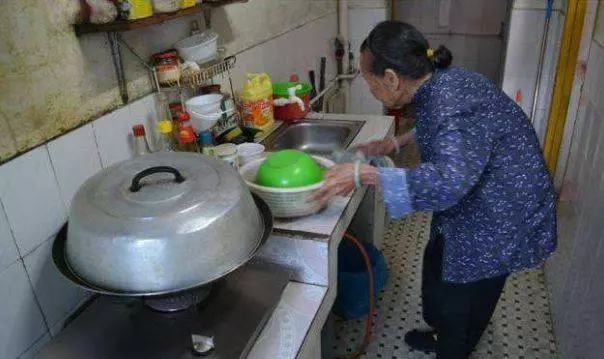 我懷孕帶午餐上班,一天拿錯了婆婆給小姑子的盒飯,打開盒飯我紅了眼