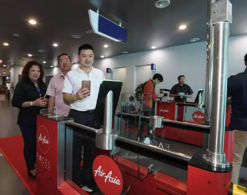 AirAsia將全面使用「臉部掃描」!刷臉就能登機!以後不用帶Boarding Pass了!