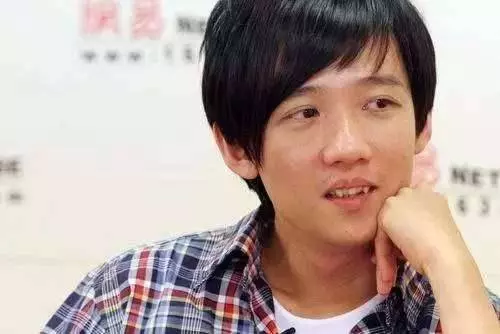 他是馬來西亞歌手,曾經紅遍東南亞,因拍電影欠債幾百萬,如今被傷的脆弱不堪!!