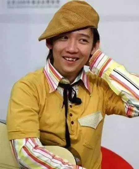 他是馬來西亞歌手,曾經紅遍東南亞,因拍電影欠債幾百萬,如今被傷的脆弱不堪!!