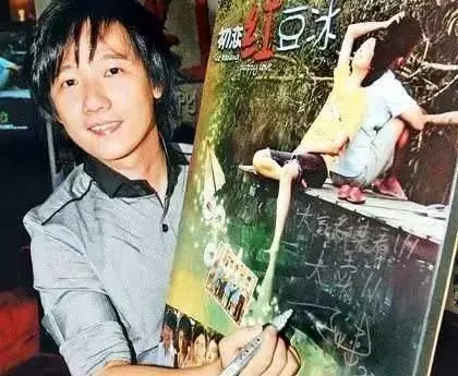 他是馬來西亞歌手,曾經紅遍東南亞,因拍電影欠債幾百萬,如今被傷的脆弱不堪!!