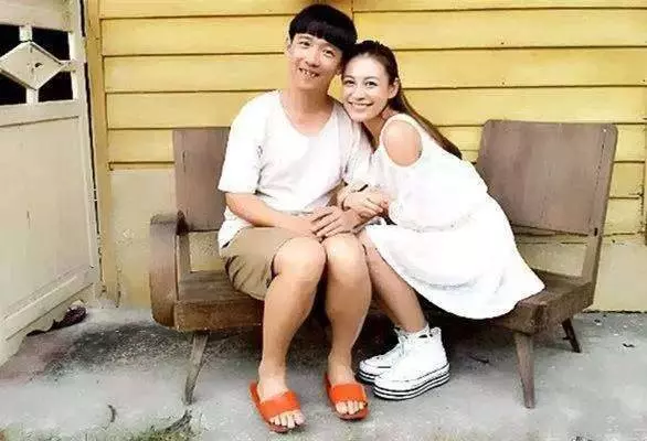他是馬來西亞歌手,曾經紅遍東南亞,因拍電影欠債幾百萬,如今被傷的脆弱不堪!!