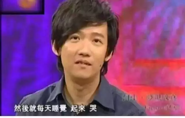 他是馬來西亞歌手,曾經紅遍東南亞,因拍電影欠債幾百萬,如今被傷的脆弱不堪!!