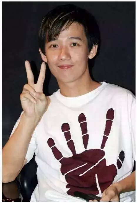 他是馬來西亞歌手,曾經紅遍東南亞,因拍電影欠債幾百萬,如今被傷的脆弱不堪!!