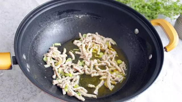 教你正宗東北打滷面的做法,面身爽滑筋道,鹵香濃稠不膩