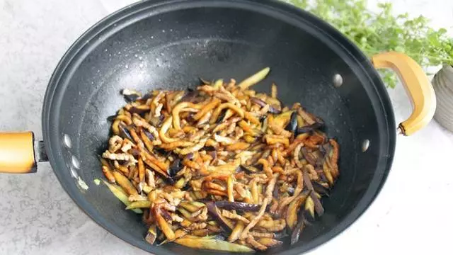 教你正宗東北打滷面的做法,面身爽滑筋道,鹵香濃稠不膩