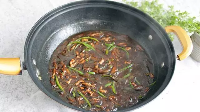 教你正宗東北打滷面的做法,面身爽滑筋道,鹵香濃稠不膩
