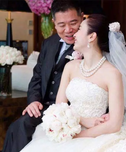 47歲黎姿一家近照,被殘疾丈夫獨寵15年,如今活成了這般模樣!