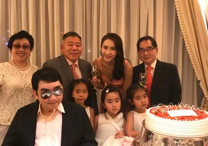 47歲黎姿一家近照,被殘疾丈夫獨寵15年,如今活成了這般模樣!