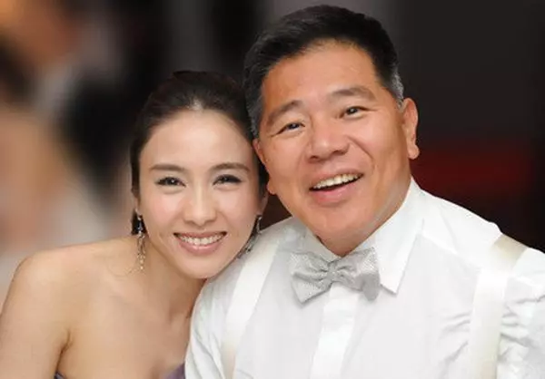 47歲黎姿一家近照,被殘疾丈夫獨寵15年,如今活成了這般模樣!