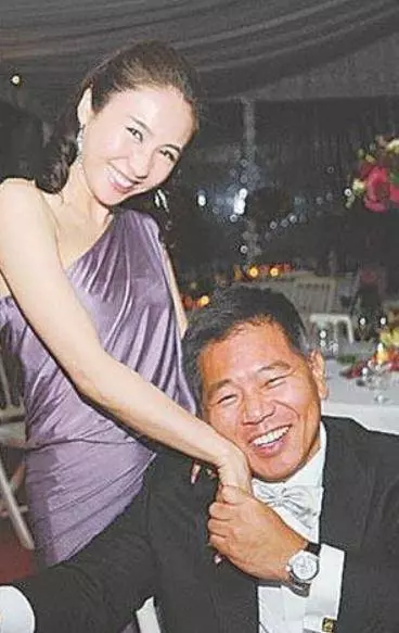 47歲黎姿一家近照,被殘疾丈夫獨寵15年,如今活成了這般模樣!