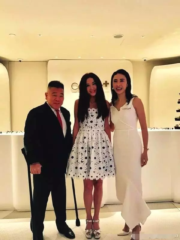 47歲黎姿一家近照,被殘疾丈夫獨寵15年,如今活成了這般模樣!