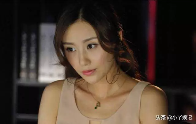 被小21歲女星「吸」光上億家產,和親生女兒住凶宅,如今54歲成這樣…