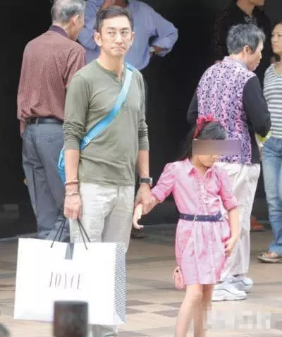 被小21歲女星「吸」光上億家產,和親生女兒住凶宅,如今54歲成這樣…