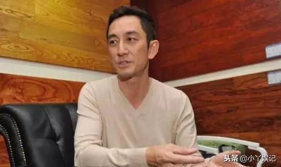 被小21歲女星「吸」光上億家產,和親生女兒住凶宅,如今54歲成這樣…