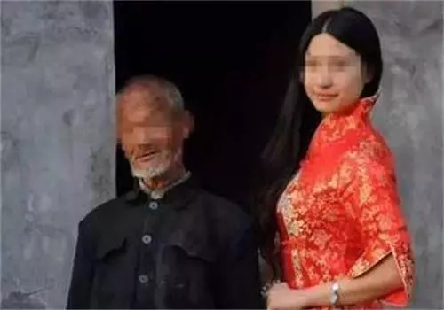 女子被迫嫁給50歲大叔,新婚夜大叔洗澡後,女子傻眼了! !