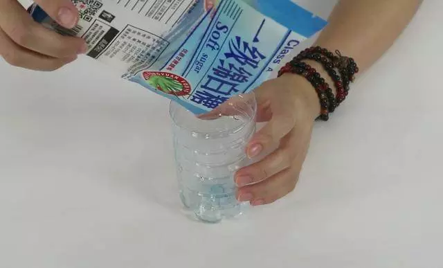 休息一定要放洗潔精在床頭,看完我也默默的放了,太實用了!