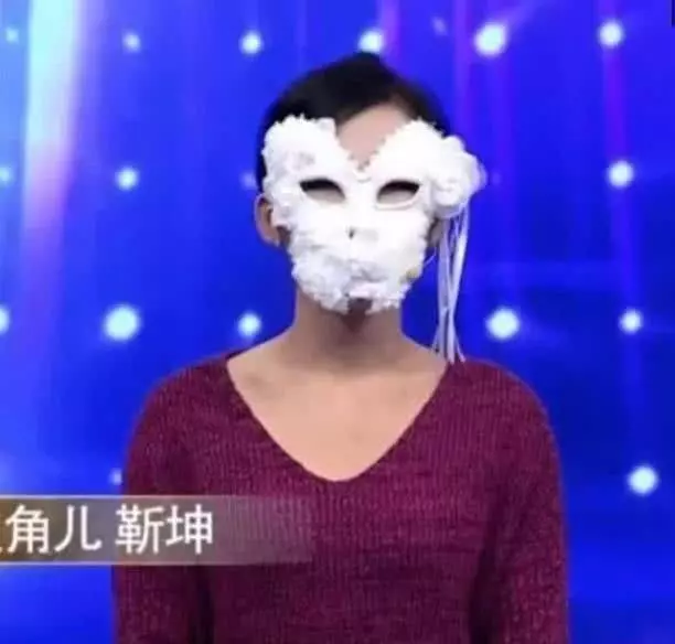 女子整容12次無一成功,摘下面具的那一刻,卻讓網友呆了!