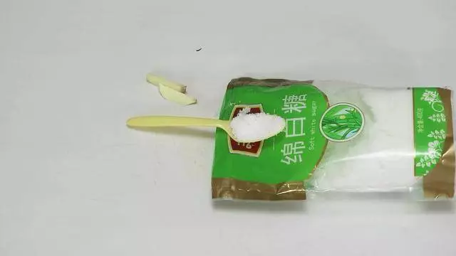 魚刺不小心卡住,千萬別急著喝醋,只需1個小方法,再都不怕被卡。