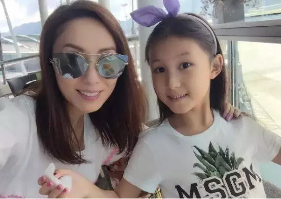 這才是真正的豪門,父親身價百億,為繼承家產退出娛樂圈