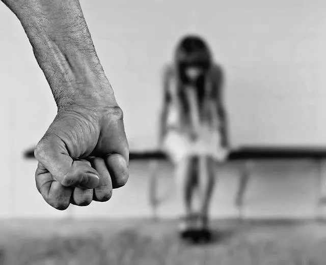 某男大學生一夜「硬」上2次!女中學生痛哭指控:剛穿好褲子又要