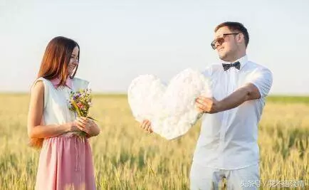媽要20萬彩禮,婆婆準時湊齊,和老公回婆家一趟,推開門我愣了