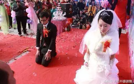 媽要20萬彩禮,婆婆準時湊齊,和老公回婆家一趟,推開門我愣了