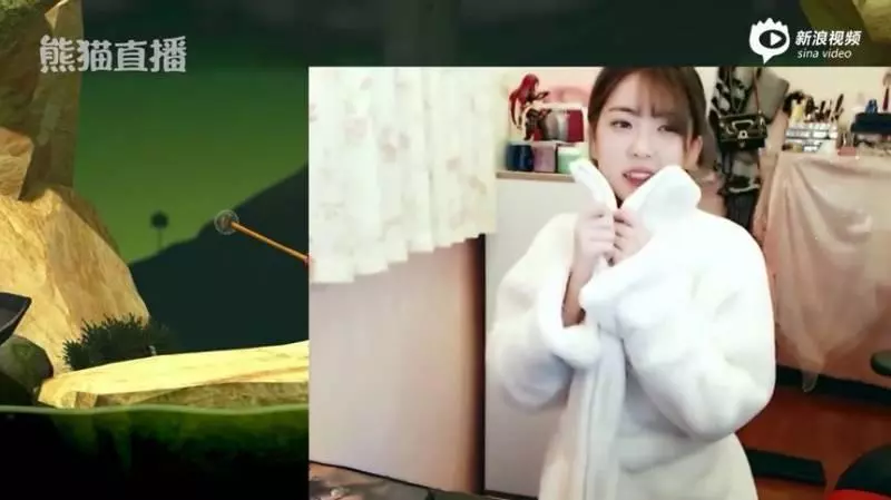 正妹主播打賭輸了「直播送上好康」 嶄露誘人曲線 沒想到老爸突然進來:尷尬惹