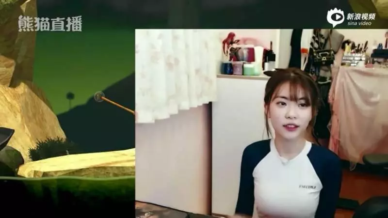 正妹主播打賭輸了「直播送上好康」 嶄露誘人曲線 沒想到老爸突然進來:尷尬惹