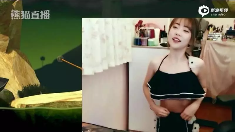 正妹主播打賭輸了「直播送上好康」 嶄露誘人曲線 沒想到老爸突然進來:尷尬惹