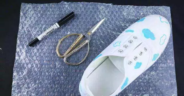 快遞盒裡的氣泡膜別丟掉,留在家裡特別值錢,後悔現在才知道。