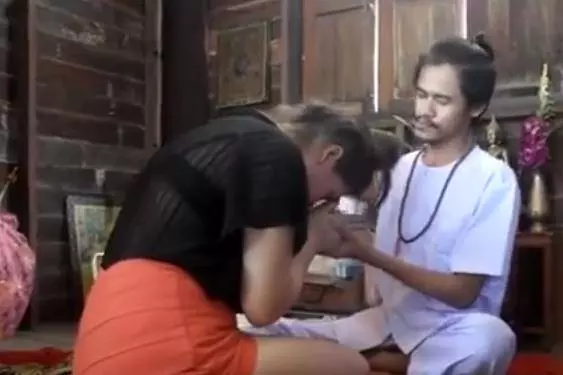 【萬萬不可信】想要法師幫他做法,結果出乎意料的事發生了,大家來看看這視頻吧!!
