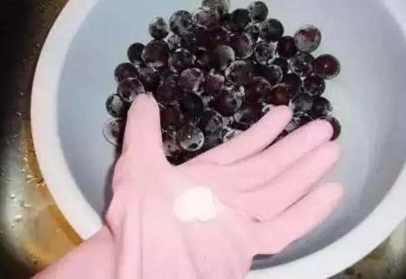 只用水洗不幹淨的,葡萄應該用它清洗