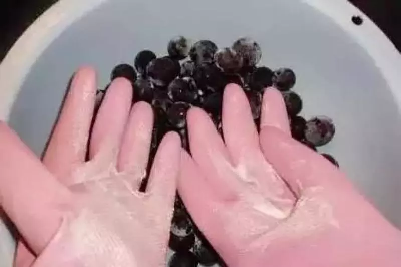 只用水洗不幹淨的,葡萄應該用它清洗