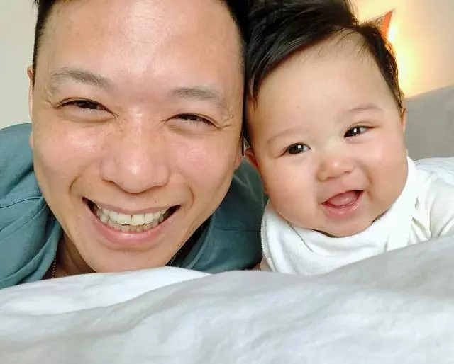 胡杏兒兒子看到媽媽塗口紅變漂亮,樂不可支,笑得也太像爸爸了吧