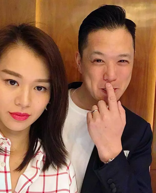 胡杏兒兒子看到媽媽塗口紅變漂亮,樂不可支,笑得也太像爸爸了吧