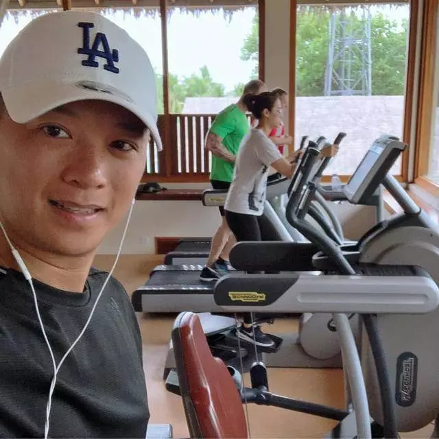 胡杏兒兒子看到媽媽塗口紅變漂亮,樂不可支,笑得也太像爸爸了吧