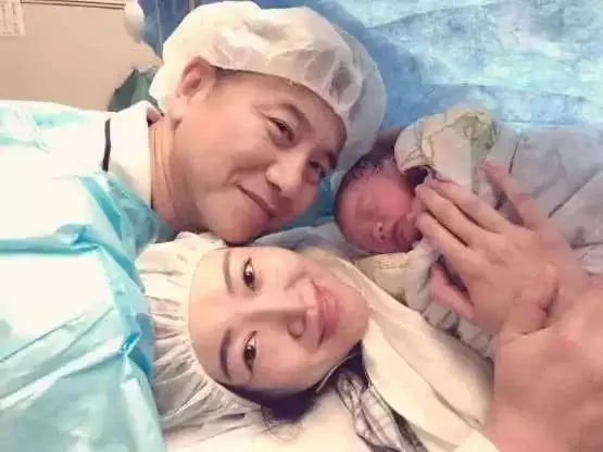 TVB前內定港姐,整容包養醜聞不斷,一家四口Warm到爆~~