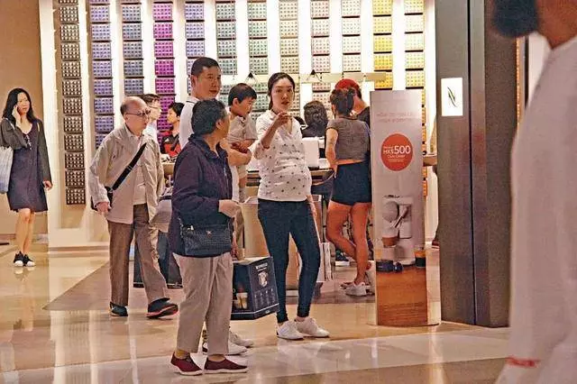 TVB前內定港姐,整容包養醜聞不斷,一家四口Warm到爆~~