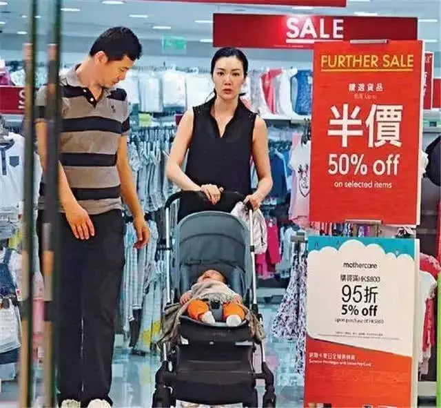 TVB前內定港姐,整容包養醜聞不斷,一家四口Warm到爆~~