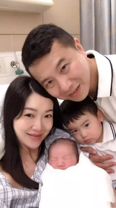 TVB前內定港姐,整容包養醜聞不斷,一家四口Warm到爆~~