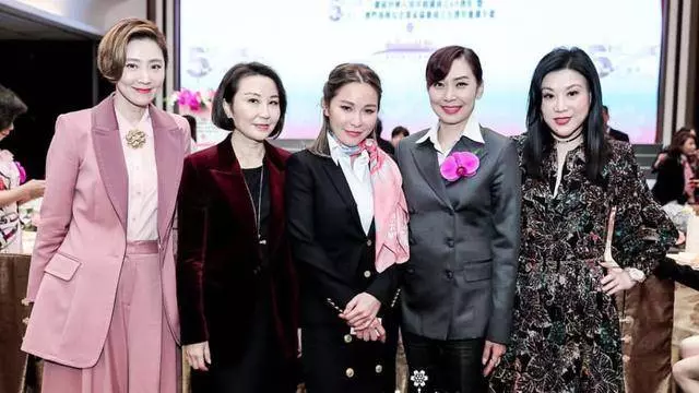 閨蜜幫洗米嫂補過生日,陳慧玲在閨蜜中顏值高,難怪洗米華不放手