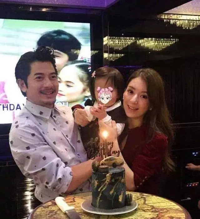 郭富城女兒曝光,扎小辮的模樣惹人疼,外公外婆呵護備至