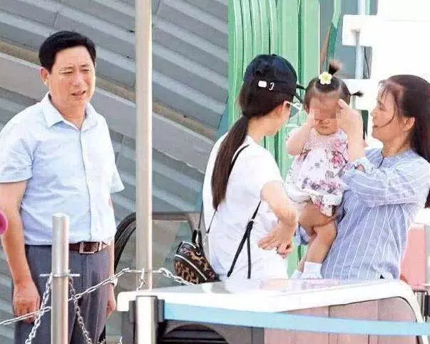 郭富城女兒曝光,扎小辮的模樣惹人疼,外公外婆呵護備至