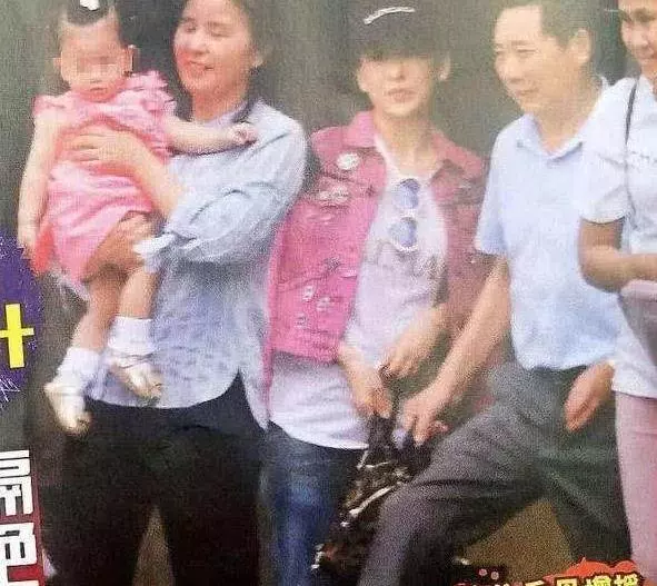 郭富城女兒曝光,扎小辮的模樣惹人疼,外公外婆呵護備至