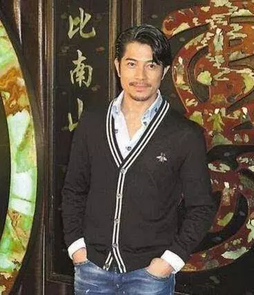 郭富城女兒曝光,扎小辮的模樣惹人疼,外公外婆呵護備至