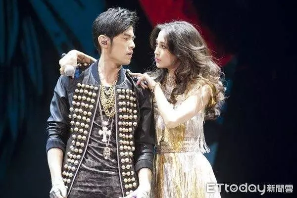 周杰倫十年前演唱會被翻出!伴舞群竟然有「baby」…濃妝貼身狂蹭 網驚:這是誰!
