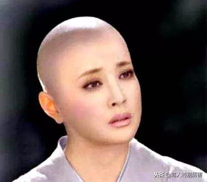 女星剃光頭:趙麗穎萌萌噠,楊冪秒變外星人,看到迪麗熱巴笑噴!
