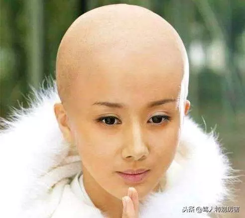 女星剃光頭:趙麗穎萌萌噠,楊冪秒變外星人,看到迪麗熱巴笑噴!